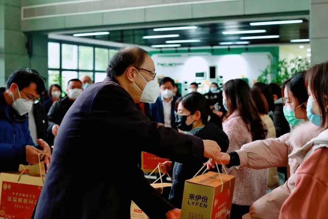 全国总工会党组成员、经费审查委员会主任李晓钟一行莅临97622国际游戏股份文旅板块温暖慰问